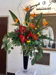 Bird Of Paradise Flower Arrangement Vase Dramatic Conference Lobby Arrangement With Birds Of Paradise Pin Cushions Protea Tropical Flower Arrangements Flower Vase Arrangements Anthurium Arrangement