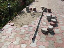 Scara din beton cu trepte placate cu placi de lemn ofera un aer cald caminului interior. Montaj Pavaje Paverom Construct Paverom Construct