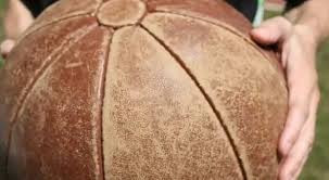 Biegaj ze Staszewskimi: zabawa z piłką lekarską