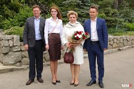 От брака с кинооператором элизбаром караваевым в 1987 г родилась дочь екатерина, которая тоже. Chelyabinskuyu Oblast Vklyuchaya Miass Posetila Doch Samogo Yuriya Gagarina Novosti Sajt U74 Ru