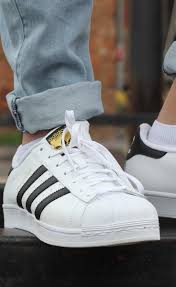 Wähle und bestelle noch heute stylische adidas superstar ▷ für damen, herren und kinder 30 tage rückgaberecht kostenloser versand ab 80€ online einkaufen im sizeer.at. Mokowo Modeblog Mannermodeblog Aus Berlin Rund Ums Thema Mode Adidas Superstar Herren Adidas Superstar Schuhe Manner Outfit