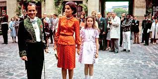 Adolescent, jean d'ormesson reçoit une éducation privilégiée, dans le respect des valeurs traditionnelles. Jean D Ormesson Sa Veuve Raconte Leur Drole De Couple Le Point