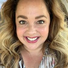 Stephanie Knowles's Instagram, Twitter & Facebook