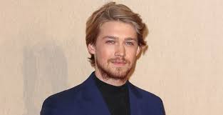 He is the son of elizabeth meakins, a psychoanalytic psychotherapist, author, and columnist joe's paternal grandfather is jonathan alwyn (the son of william alwyn and olive mary audrey pull). Joe Alwyn Bio Facts Family Life Of English Actor