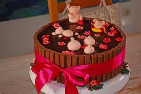 Verlaufen die obere cremeschicht mit schokostreuseln bestreuen. Schweinchen Torte Mit Kitkat Schokolade Super Idee Fur Eine Kinderparty Foto Veroffentlicht Von Crea Auf Spaaz De