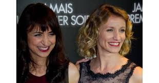 Les textures, les tissus et dans les moindres détails jusqu'aux boutons….des personnages principaux à toute la figuration, découvrez le travail minutieux sur les costumes du film. Id8238 Pour Le Prochain Film De Melissa Drigeard Tout Nous Sourit La Realisatrice De Jamais Le Prem Figuration Long Metrage Film Tournage Ado