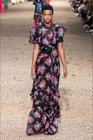 Offriamo diverse selezioni di vestito lungo di moda ma a buon mercato per qualsiasi. Vestiti Moda Primavera Estate 2020 Abiti Lunghi E A Fiori Vogue Italia
