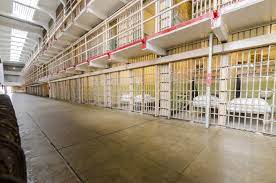 Filmul prezintă fantastica poveste a singurilor trei oameni care au evadat din arhicunoscuta închisoare de maximă securitate, alcatraz. Alcatraz In San Francisco Das Ehemalige Gefangnis Und Seine Insel