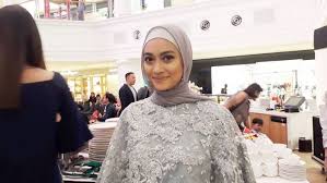 Sekarang ada banyak banget model dress kekinian berbahan batik yang bisa menjadi pilihan sempurna untuk acara pesta. Tips Outfit Keren Ke Pesta Untuk Ibu Menyusui Ala Ayudia Bing Slamet Semua Halaman Nakita