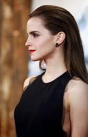 emma watson s sleek do classic red lip abendfrisuren haar styling hochsteckfrisur