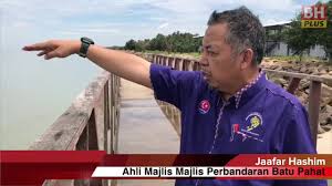 Batu pahat rivernative namesungai batu pahat (malay)locationcountrypantai minyak beku, batu pahat (bandar penggaram)physical character. Pantai Muar Batu Pahat Turut Terhakis