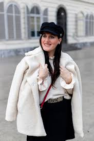 Outfit Mit Weissem Faux Fur Mantel Schwarzem Rock Overknee Strumpfen Und Efora Hot Red Lips Handtasche Moschino Modestil Schwarzer Rock Outfit Inspirationen