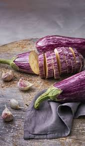 El color de la piel de la berenjena negra y morada se debe a su contenido en antocianinas, pigmentos que son las berenjenas más amargas son las moradas o negras, sobre todo si están muy maduras, porque contienen más cantidad de ácidos fenólicos de. Como Cocinar Las Berenjenas De Forma Facil Y Rapida