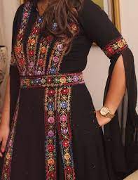 pin by haya on made by hand إن الإلمام بالتراث ينير الأفكار وينير طريق الحياة تراثنا وتراث اجدادنا الاصيل الفلسطيني palestinian embroidery dress iconic dresses traditional fashion