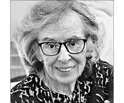 Elizabeth Carty's Instagram, Twitter & Facebook