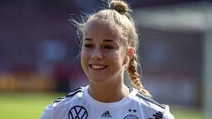 Er führt die deutsche nationalmannschaft noch durch. Algarve Cup Giulia Gwinn Kehrt In Kader Der Dfb Frauen Zuruck