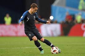 Griezmann avec la coupe du monde. Coupe Du Monde Pourquoi Griezmann Joue T Il Toujours Avec Des Manches Longues Le Soir