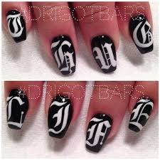 Las uñas decoradas con letras, ahora mismo nos permiten que te puedas expresar y ahora solo con unos cuántos esmaltes. Unas Acrilicas Con Letras Cholas