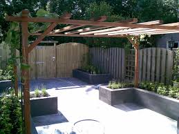 kleine tuin met hoogteverschillen en pergola tuin buitendecoraties hovenieren