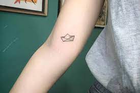 When the aquatic insects known as water nymphs molt, they leave the water and live. Pokeeeeeeeoh Google Search Tattoo Kunstler Tattoos Minimalistische Tatowierungen