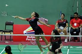 El deporte bádminton, se trata de un juego en donde dos jugadores (individuales) o dos parejas que se enfrentan a jugar con las raquetas y golpean a un volante y no una estas raquetas son ligeras, las raquetas diseñado para profesionales pesan alrededor de 70 a 90 gramos, mientras las del. Badminton Deporte De Raqueta