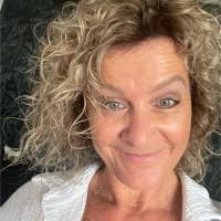 20+ "Danielle Beek" profiles