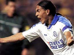 Nuestro especialista sabe de las aptitudes del futbolista de cruz azul para poder llegar al futbol del viejo continente. Final De La Copa Libertadores A 18 Anos Del Historico Cruz Azul Ante Boca Juniors Vamos Cruz Azul