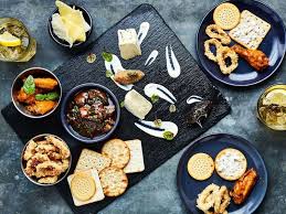 Make sure to place a few modern black and white christmas tree decorations on the table along with some ornaments. Christmas 2020 Best 60 Dubai And Abu Dhabi Festive Brunches Going Out Gulf News