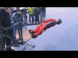 Participants experience both physical and mental exercise while enjoying the excitement. Extremsport Unfall Ungar Stirbt Bei Wingsuit Sprung Youtube