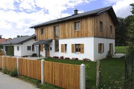 Grundsätzlich passt die natürliche holzverschalung auch zu neutraleren baustilen. Landlich Rustikal Mit Fensterladen Und Holzverschalung Fassade Haus Haus Fensterladen Landliche Hauser