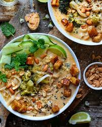 Soupe Vegetalienne Au Beurre De Cacahuete Et Nouilles De Riz En 20 Min Recette En 2020 Nouilles De Riz Beurre De Cacahuete Recette