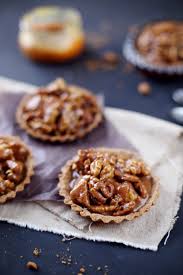 Tartelettes Aux Noix Caramel Et Speculoos Chefnini Tartelette Aux Noix Mini Tarte Recette De Tartelette