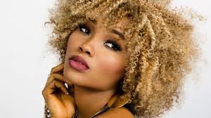 I colpi di sole, o colpi di luce, servono a dare movimento e dimensione ai capelli grazie a riflessi personalizzati e brillanti. Frangia E Capelli Ricci I Migliori Tagli Per Valorizzarla Pg Magazine