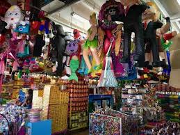 El sábado el mercado superó la capacidad permitida, por lo que las autoridades prosiguieron a cerrar el lugar. Pinatas Mercado Hidalgo Tijuana Baja California Never Too Old To Travel
