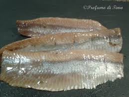 Tagliate a pezzetti i filetti di aringa. Aringhe Affumicate Marinate Ovvero Haring In T Land