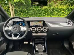 La consommation reste maitrisée dans le deux cas (de 4 à 7 litres en cycle mixte) mais les blocs essence vont de légèrement (131 g/km) à sévèrement malusés (175 g/km). Essai Mercedes Gla 200 Moniteur Automobile