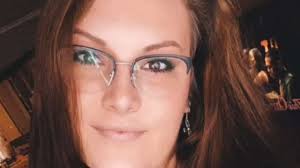 Mulher pega namorado com outra na cama e dorme junto a eles: “Muito cansada  para brigar”