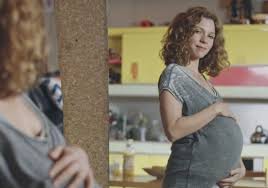 Couple surprise de ces derniers mois dans plus belle la vie (france 3), l'histoire entre barbara et césar ne semble pas près de prendre fin au mistral. Plus Belle La Vie Lea Prete A Garder Le Bebe Dans La Suite Mce Tv