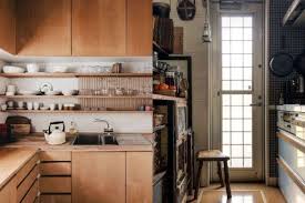 Desain dapur tradisional menampilkan kayu dengan ukiran yang kompleks, penataan ruang yang mengikuti tradisi yang terdapat di daerah dan kawasan tertentu. 10 Ide Dapur Bernuansa Tradisional Jepang Yang Tak Minimalis