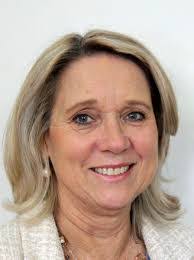 Robyn Gillis's Instagram, Twitter & Facebook