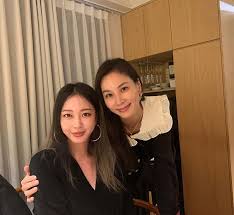 김용호 전 기자는 한예슬 한가인 고소영 차예련 최지우가 함께 있는 희귀한 사진을 보여주고 이 사진은 중국 웨이보에 먼저 업로드 됐고 한국에서 기사화 되면서 유명해진 사진이라며 잘 보면 뒤에 화면이 가라오케다. Pclhvuyihrqejm