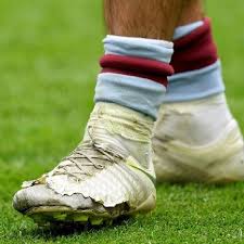 Grealish integral as villa rewarded for perseverance. Jack Grealish Tragt Zerfetzte Nike Schuhe In Entscheidenden Playoffs Fur Premier League Hier Erfahrst Du Warum Nur Fussball