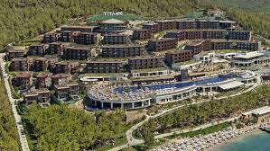 Bir yarımada içerisinde bulunan bodrum, kuzey, batı ve güneyden ege denizi ile çevrelenmiştir. Titanic Hotel Bodrum Delta Tema