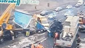Ancora non si conoscono le dinamiche del sinistro. Caos In A1 Frontale Da Due Camion Due Feriti Code Di 9 Chilometri Autostrada Riaperta