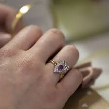 Juwelo heeft prachtige ringen met echte edelstenen in het assortiment met onder meer, bandringen, bundel ringen, solitaire ringen (met een edelsteen) en ring online kopen. Edelsteen Ringen Van Goud En Zilver Online Kopen Bij Juwelier Zilver Nl Zilver Nl