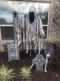 33 Creative Ways Halloween Outdoor Decorations Diy Yards 49 Freehomeideas Com Halloween Lawn Decorations Outdoor Halloween Halloween Props Diy