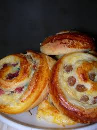 Pains Aux Raisins Ou Fruits Confits Le Plaisir De Gourmandise Desserts Food Breakfast