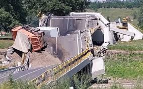 BREAKING VIDEO S-a prăbușit un pod din județul Neamț, ”garantat” în urmă cu 6 luni de baronul PSD Ionel Arsene. Un șofer este rănit. Podul a fost reabilitat de firma unui fost