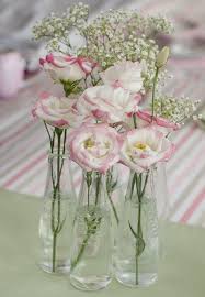 Wirkungsvolle Tischdeko Fruhling Rosen Maiglockchen Tischdeko Fruhling Tischdeko Blumen Blumen Vase