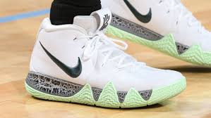 Kyrie irving took an inadvertent elbow to the face from nikola vucevic and was helped by trainers. Kyrie Irving Nike Kyrie 4 White Sole Collector